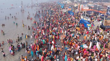 Hindu hacıların Arial manzarası, ibadetten önce kutsal bir dalış yapar, Gangasagar adasının sularında, Kolkata 'nın 160 km güneyinde, 13 Ocak 2025' te, Debajyoti Chakraborty 'nin resimleri..