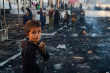 İsrail 'in Gazze Savaşı' nın 466. gününde Gazze Şeridi 'nin merkezindeki Deir al-Balah plajındaki Lorance Caf ve Kafeteryasını hedef alan bombalı saldırının yol açtığı geniş çaplı yıkım sahneleri. 