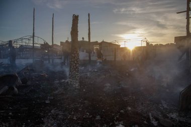 İsrail 'in Gazze Savaşı' nın 466. gününde Gazze Şeridi 'nin merkezindeki Deir al-Balah plajındaki Lorance Caf ve Kafeteryasını hedef alan bombalı saldırının yol açtığı geniş çaplı yıkım sahneleri. 