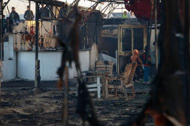 İsrail 'in Gazze Savaşı' nın 466. gününde Gazze Şeridi 'nin merkezindeki Deir al-Balah plajındaki Lorance Caf ve Kafeteryasını hedef alan bombalı saldırının yol açtığı geniş çaplı yıkım sahneleri. 