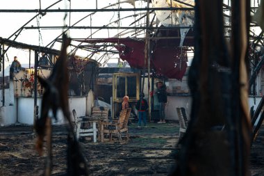 İsrail 'in Gazze Savaşı' nın 466. gününde Gazze Şeridi 'nin merkezindeki Deir al-Balah plajındaki Lorance Caf ve Kafeteryasını hedef alan bombalı saldırının yol açtığı geniş çaplı yıkım sahneleri. 