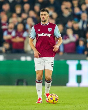 West Ham United takımından Maximilian Kilman 14 Ocak 2025 'te Londra Stadyumu' nda oynanan Premier League maçında topla koşuyor.