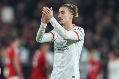 Liverpool 'dan Kostas Tsimikas, 14 Ocak 2025' te İngiltere 'nin Nottingham kentinde oynanan Premier League maçında oynanan son ıslık çaldıktan sonra taraftarları alkışlıyor.