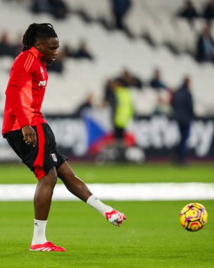 Fulham 'dan Calvin Bassey, 14 Ocak 2025' te Londra Stadyumu 'nda oynanan Premier League maçından önce ısınıyor.