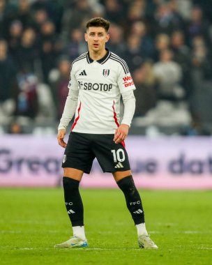 Fulham 'dan Tom Cairney 14 Ocak 2025' te Londra Stadyumu 'nda oynanan Premier Lig maçında West Ham United' a karşı Fulham maçına bakıyor.