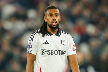 Fulham 'dan Alex Iwobi 14 Ocak 2025' te Londra Stadyumu 'nda oynanan Premier Lig maçında West Ham United ile Fulham maçına bakıyor.