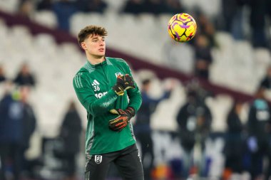 Fulham 'dan Alex Borto, 14 Ocak 2025' te Londra Stadyumu 'nda oynanan Premier League maçından önce ısınıyor.