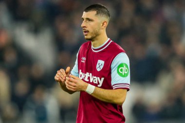 West Ham United takımından Guido Rodriguez 14 Ocak 2025 'te Londra' daki Londra Stadyumu 'nda oynanan Premier League maçında takım talimatlarını verdi.