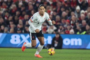 Liverpool 'dan Virgil van Dijk, Premier League maçında Nottingham Forest Liverpool' a karşı City Ground, Nottingham, İngiltere 'de 14 Ocak 2025' te oynanan maçta topu aldı.