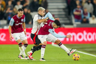 West Ham United takımından Carlos Soler, Premier League maçında Fulham 'a karşı Londra Stadyumu' nda 14 Ocak 2025 'te oynanan maçta Fulham maçında Fulham' dan Andreas Pereira 'nın baskısı altına girdi.