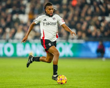 Fulham 'dan Alex Iwobi 14 Ocak 2025' te Londra 'daki Londra Stadyumu' nda oynanan Premier Lig maçında topu düşürüyor.