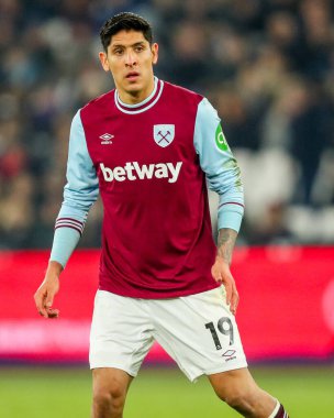 West Ham United takımından Edson Alvarez 14 Ocak 2025 'te Londra' daki Londra Stadyumu 'nda oynanan Premier League maçında seyrediyor.