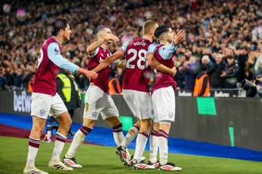 West Ham United takımından Carlos Soler, 14 Ocak 2025 'te Londra Stadyumu' nda oynanan Premier League maçında West Ham United Fulham 'a karşı 1-0' lık galibiyet golünü takım arkadaşlarıyla kutluyor.