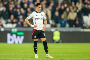 Fulham 'dan Sasa Lukiç 14 Ocak 2025' te Londra 'daki Londra Stadyumu' nda oynanan Premier League maçında West Ham United ve Fulham maçına bakıyor.
