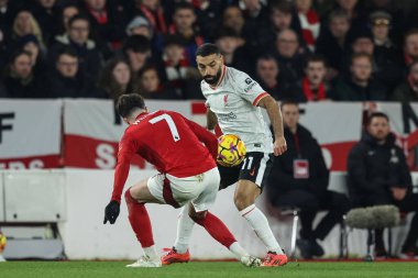 Liverpool 'lu Mohamed Salah, Nottingham Ormanı' ndan Neco Williams 'ın Premier League maçı sırasında Nottingham Ormanı Liverpool' a karşı oynadığı City Ground, Nottingham, İngiltere 'de 14 Ocak 2025' te oynanan maçta attığı topu tutuyor.