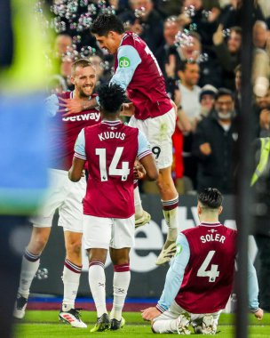 West Ham United takımından Tomas Soucek, 14 Ocak 2025 'te Londra' daki Londra Stadyumu 'nda oynanan Premier League maçında West Ham United ile Fulham maçında takım arkadaşları arasında 2-0' lık galibiyet golünü kutluyor.