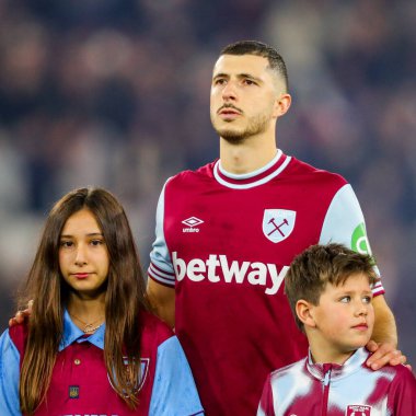 West Ham United takımından Guido Rodriguez, Premier League maçından önce Londra 'daki Fulham Stadyumu' nda West Ham United 'a karşı 14 Ocak 2025' te sıralandı.
