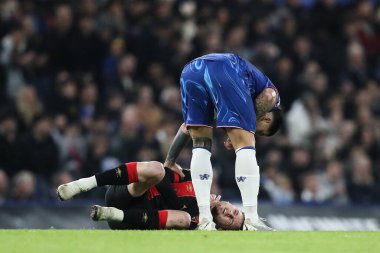 Chelsea 'den Enzo Fernnndez, Premier League karşılaşmasında Bournemouth' tan David Brooks 'u Stamford Bridge, Londra' da 14 Ocak 2025 'te Chelsea-Bournemouth maçında kontrol ediyor.