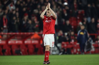 Nottingham Forest 'tan gol kralı Chris Wood, Premier League maçının son düdüğü çaldıktan sonra İngiltere' nin Nottingham kentinde Liverpool 'a karşı Liverpool maçında taraftarları alkışlıyor.