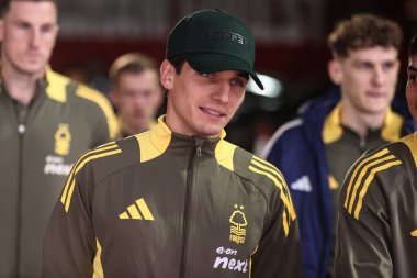 Nottingham Ormanı 'ndan Nicols Domnguez 14 Ocak 2025' te İngiltere 'nin Nottingham şehrinde oynanan Premier League maçı sırasında Nottingham Forest' a karşı Liverpool maçında yeşil Ferrari şapkası takarak geldi.