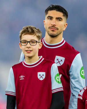 West Ham United takımından Carlos Soler 14 Ocak 2025 'te Londra' daki Londra Stadyumu 'nda oynanan Premier League maçından önce sıralanıyor.