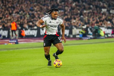 Fulham 'dan Adama Traore 14 Ocak 2025' te Londra Stadyumu 'nda oynanan Premier League maçında topla koşuyor.