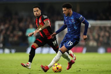 Chelsea 'li Jadon Sancho Premier Lig karşılaşmasında topu Londra' daki Stamford Köprüsü 'nde Chelsea' ye karşı 14 Ocak 2025 'te atıyor.