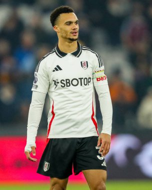 Fulham 'dan Antonee Robinson, 14 Ocak 2025' te Londra Stadyumu 'nda oynanan Premier Lig maçında West Ham United' a karşı Fulham maçına bakıyor.