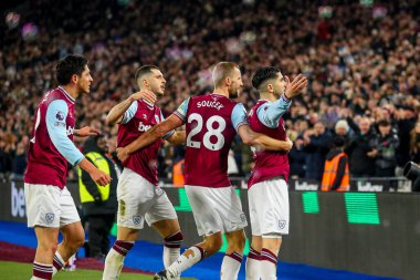 West Ham United takımından Carlos Soler, 14 Ocak 2025 'te Londra Stadyumu' nda oynanan Premier League maçında West Ham United Fulham 'a karşı 1-0' lık galibiyet golünü takım arkadaşlarıyla kutluyor.