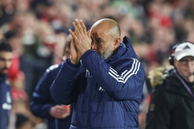 Nottingham Ormanı 'nın Nuno Esprito Santo teknik direktörü Premier Lig maçında Nottingham Forest, Liverpool' a karşı City Ground, Nottingham, İngiltere 'de 14 Ocak 2025' te oynanan maçta ev sahiplerini alkışlıyor.