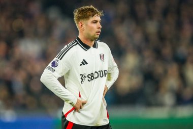 Fulham 'dan Emile Smith Rowe 14 Ocak 2025' te Londra Stadyumu 'nda oynanan Premier Lig maçında West Ham United ile Fulham maçına bakıyor.