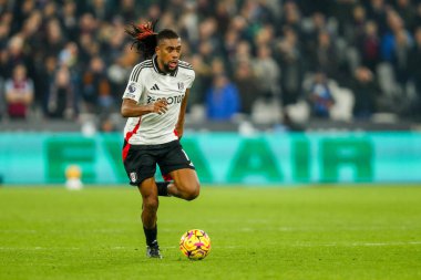 Fulham 'dan Alex Iwobi 14 Ocak 2025' te Londra 'daki Londra Stadyumu' nda oynanan Premier Lig maçında topu düşürüyor.