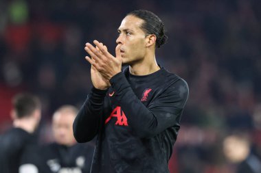 Liverpool 'dan Virgil van Dijk, 14 Ocak 2025' te İngiltere 'nin Nottingham kentinde oynanan Premier League maçında Nottingham Forest' a karşı Liverpool maçında gezgin taraftarları alkışlıyor.