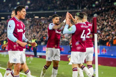 West Ham United takımından Carlos Soler, 14 Ocak 2025 'te Londra Stadyumu' nda oynanan Premier League maçında West Ham United Fulham 'a karşı 1-0' lık galibiyet golünü takım arkadaşlarıyla kutluyor.