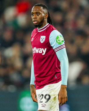 West Ham United takımından Aaron Wan-Bissaka 14 Ocak 2025 'te Londra Stadyumu' nda oynanan Premier League maçında West Ham United 'a karşı Fulham maçını izliyor.