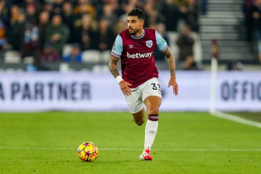 West Ham United takımından Emerson Palmieri 14 Ocak 2025 'te Londra' daki Londra Stadyumu 'nda oynanan Premier League maçında topla koşuyor.