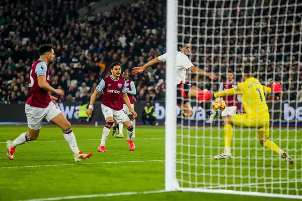 Fulham 'dan Raul Jimenez Premier Lig maçında 1-2 öne geçiyor West Ham United Fulham' a karşı Londra Stadyumu, Londra, İngiltere, 14 Ocak 2025