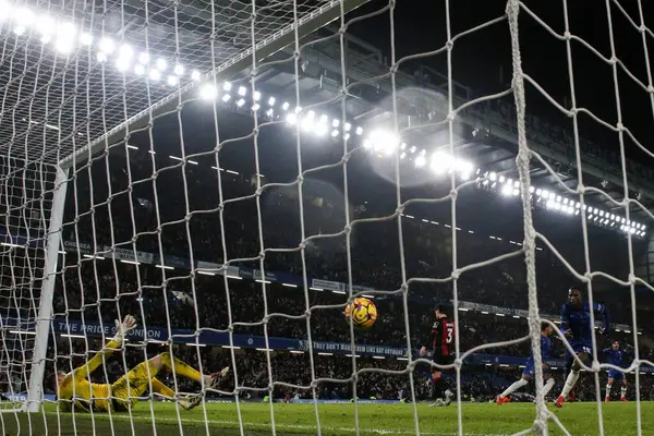 Chelsea 'li Reece James Premier Lig karşılaşmasında Stamford Bridge, Londra, İngiltere' de oynanan Chelsea-Bournemouth maçında 2-2 'lik skorla gol attı.