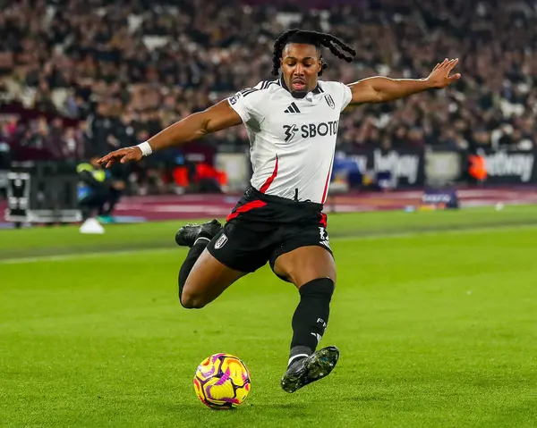 Fulham 'dan Adama Traore 14 Ocak 2025' te Londra Stadyumu 'nda oynanan Premier League maçında topu geçiyor.