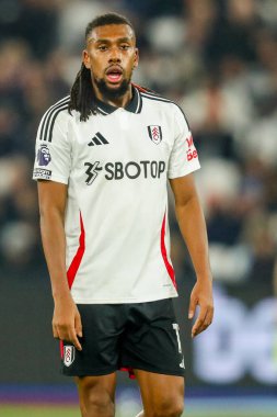 Fulham 'dan Alex Iwobi 14 Ocak 2025' te Londra Stadyumu 'nda oynanan Premier Lig maçında West Ham United ile Fulham maçına bakıyor.