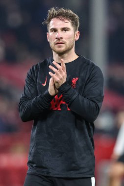 Liverpool 'dan Alexis Mac Allister, 14 Ocak 2025' te İngiltere 'nin Nottingham City Ground kentinde oynanan Premier League maçı sırasında gezgin taraftarları alkışlıyor.