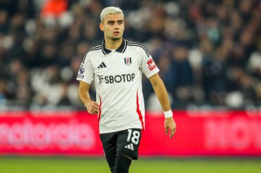 Fulham 'dan Andreas Pereira Premier Lig maçı sırasında Londra Stadyumu' nda West Ham United 'a karşı Fulham maçına bakıyor.