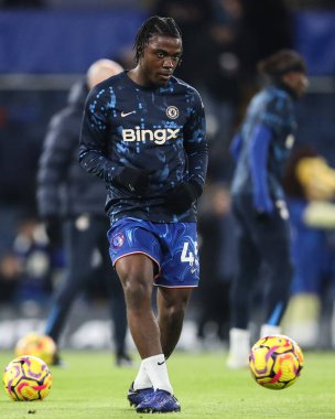 Chelsea 'den Romeo Lavia Premier Lig karşılaşması öncesinde Stamford Bridge, Londra, Birleşik Krallık' ta oynanan Chelsea-Bournemouth maçında ısınma turunda
