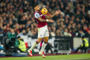 West Ham United takımından Emerson Palmieri, Premier League maçında topu Londra Stadyumu 'nda West Ham United' a karşı Fulham maçında kontrol ediyor.