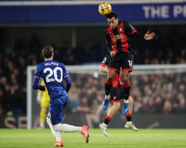 Bournemouth 'dan Tyler Adams Premier Lig karşılaşmasında topu Londra' daki Stamford Bridge 'de Chelsea' ye karşı Bournemouth 'a karşı 14 Ocak 2025' te götürüyor.