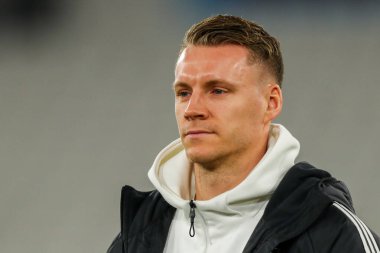 Fulham 'dan Bernd Leno, Premier League maçından önce Londra Stadyumu' na geldi. Maç 14 Ocak 2025 'te Londra' daki Fulham Stadyumu 'nda West Ham United' a karşı.