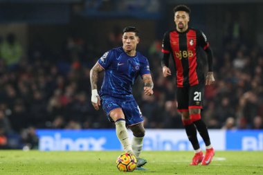 Chelsea 'den Enzo Fernnndez Premier Lig karşılaşmasında topu ileri taşıyor. Chelsea - Bournemouth Stamford Köprüsü, Londra, Birleşik Krallık, 14 Ocak 2025