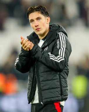 Fulham 'dan Harry Wilson, 14 Ocak 2025' te Londra 'daki Londra Stadyumu' nda oynanan Premier League maçında West Ham United 'ın Fulham' a karşı oynadığı mağlubiyet sonrasında taraftarları kabul ediyor.