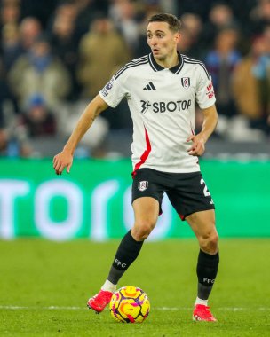 Fulham 'dan Timothy Castagne Premier League maçında topla koşuyor. West Ham United, Fulham' a karşı Londra Stadyumu, Londra, İngiltere, 14 Ocak 2025