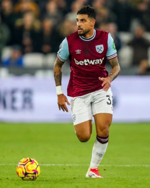 West Ham United takımından Emerson Palmieri 14 Ocak 2025 'te Londra' daki Londra Stadyumu 'nda oynanan Premier League maçında topla koşuyor.